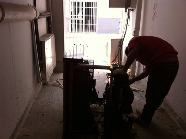 8HP制冷機組安裝中 222.jpg